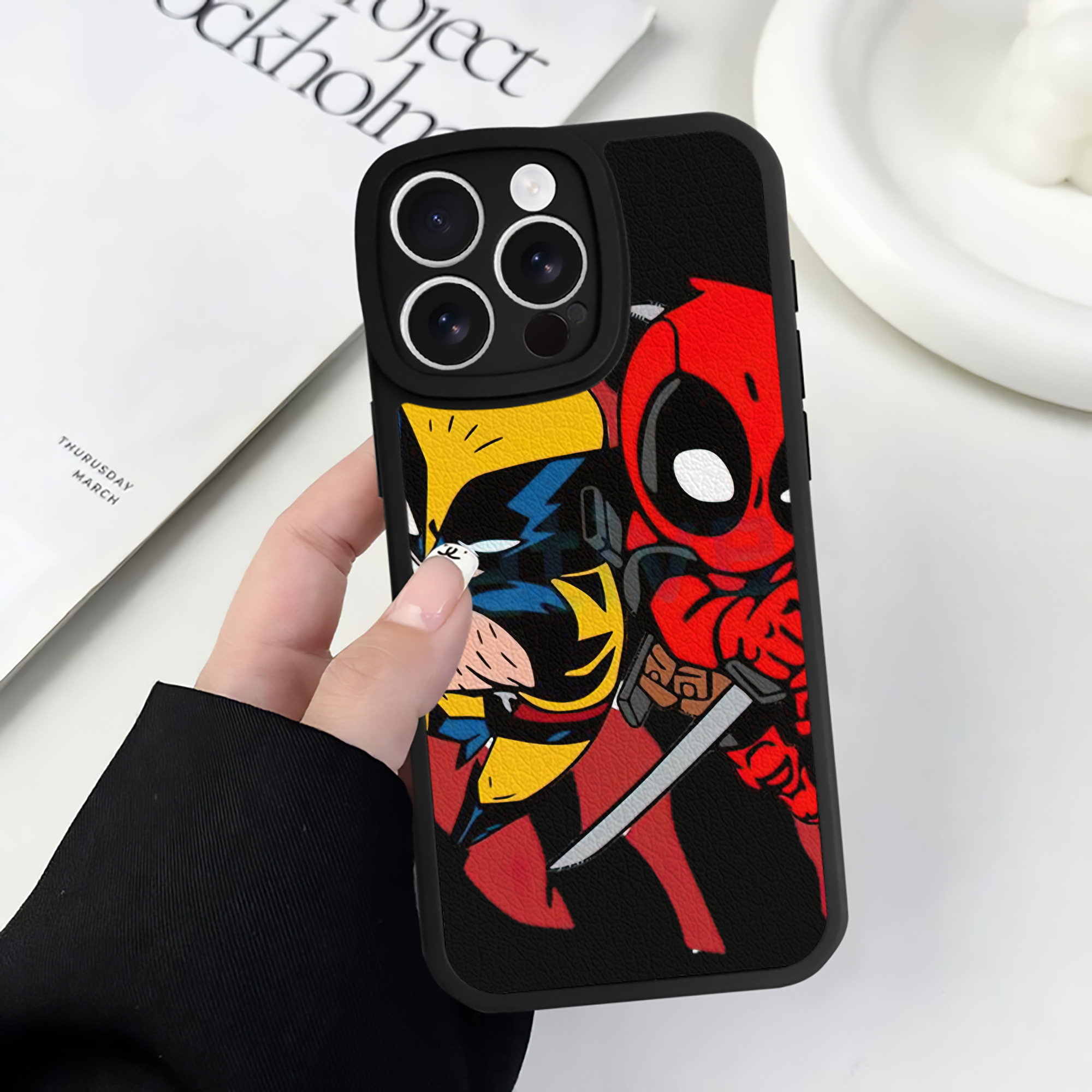 （画像用） Deadpool デッドプール 【iPhone 16シリーズ対応】シリコンスマホケース（レザー調） 材質：シリコン